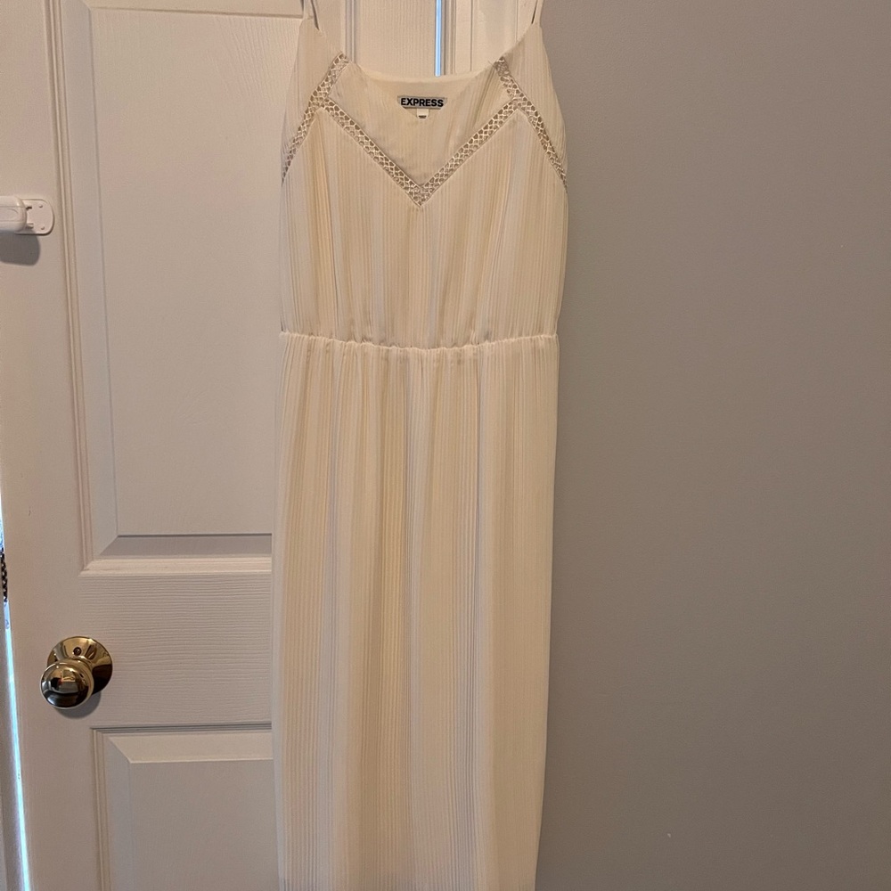 Crème color express dress size XS.